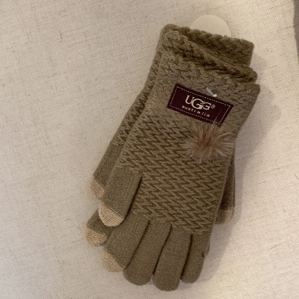 Taupe UGG Gloves with cell finger - Picture 2 of 2